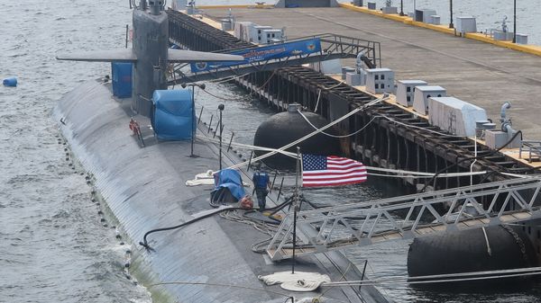 USS Chicago (SSN 721), a Los Angeles class fast-attack submarine, is anchored at Subic Bay port on August 6, 2015, after arriving on August 4 as part of its deployment in the Western Pacific - Sputnik International