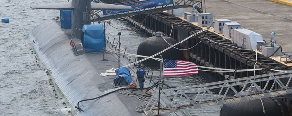 USS Chicago (SSN 721), a Los Angeles class fast-attack submarine, is anchored at Subic Bay port on August 6, 2015, after arriving on August 4 as part of its deployment in the Western Pacific - Sputnik International
