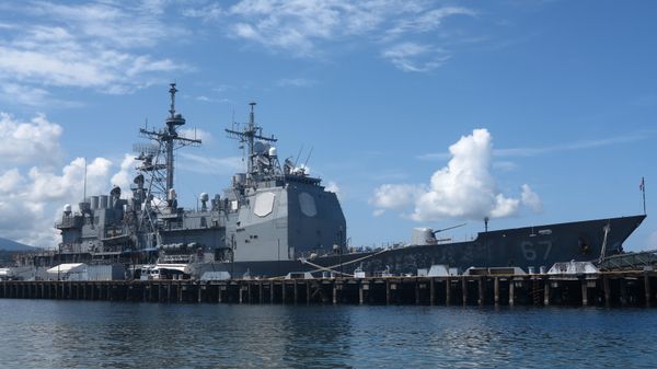 The guided missile cruiser USS Shiloh is anchored at Subic Bay, a former US naval base in the Philippines, on May 30, 2015 - Sputnik International