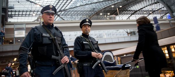 Police officers patrol at the main railway station in Berlin, on November 16, 2015 - Sputnik International