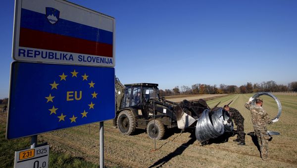Slovenian soldiers set up barbed wire barriers in the village Gibina, Slovenia, November 11, 2015 - Sputnik International