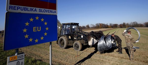 Slovenian soldiers set up barbed wire barriers in the village Gibina, Slovenia, November 11, 2015 - Sputnik International