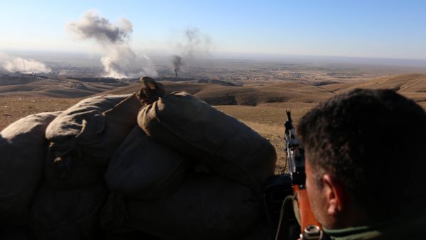 Iraqi Kurdish forces take part in an operation backed by US-led strikes on the outskirts of northern Iraqi town of Sinjar on November 12, 2015, to retake the town from the Islamic State group and cut a key supply line to Syria - Sputnik International