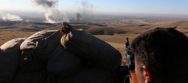 Iraqi Kurdish forces take part in an operation backed by US-led strikes on the outskirts of northern Iraqi town of Sinjar on November 12, 2015, to retake the town from the Islamic State group and cut a key supply line to Syria Iraqi Kurdish forces take part in an operation backed by US-led strikes on the outskirts of northern Iraqi town of Sinjar on November 12, 2015, to retake the town from the Islamic State group and cut a key supply line to Syria - Sputnik International