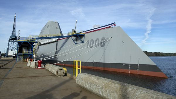 The Navy's stealthy Zumwalt destroyer is seen at Bath Iron Works, Thursday, Oct. 31, 2013, in Bath, Maine. It's the largest destroyer ever built for the Navy - Sputnik International