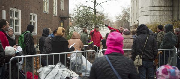 Migrants queue at the compound outside the Berlin Office of Health and Social Affairs (LAGESO) waiting to register in Berlin, Germany, November 17, 2015 - Sputnik International