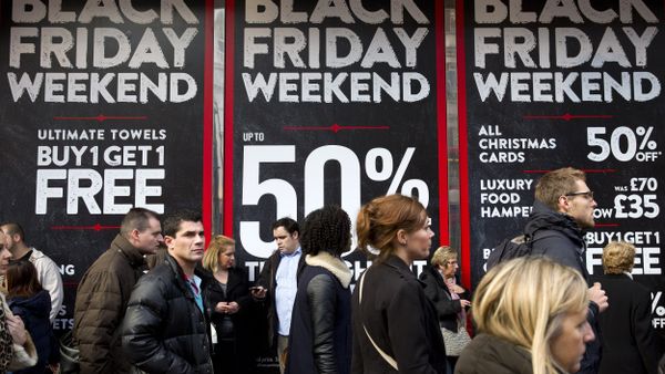 Shoppers are pictured walking past 'Black Friday' advertising in shop windows on Oxford Street in central London on November 28, 2014. - Sputnik International