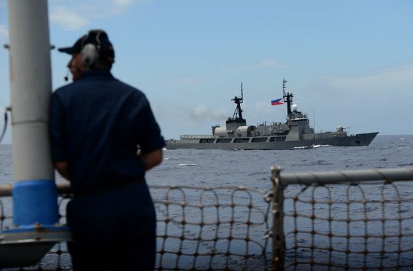 US Navy personnel looks at Philippine Navy vessel BRP Ramon Alcaraz during the bilateral maritime exercise between the Philippine Navy and US Navy dubbed Cooperation Afloat Readiness and Training (CARAT 2014) aboard the USS John S. McCain in the South China Sea near waters claimed by Beijing on June 28, 2014 US Navy personnel looks at Philippine Navy vessel BRP Ramon Alcaraz during the bilateral maritime exercise between the Philippine Navy and US Navy dubbed Cooperation Afloat Readiness and Training (CARAT 2014) aboard the USS John S. McCain in the South China Sea near waters claimed by Beijing on June 28, 2014 - Sputnik International