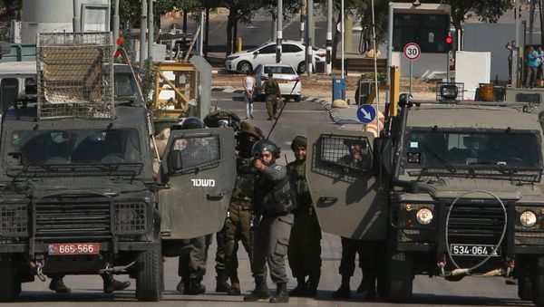 Israeli security forces keep position as they prevent Palestinians from approaching the Jalama border crossing between Israel and the occupied West Bank on Novembre 2, 2015. - Sputnik International