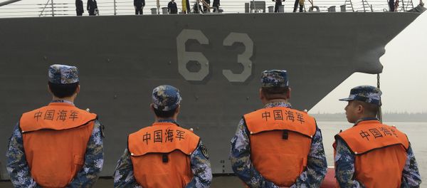 Chinese Navy personnel stand watch the guided missile destroyer USS Stethem arrives at the Shanghai International Passenger Quay for a scheduled port visit in Shanghai, China, Monday, Nov. 16, 2015. - Sputnik International