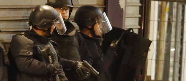 French special police forces secure the area as shots are exchanged in Saint-Denis, France, near Paris, November 18, 2015 during an operation to catch fugitives from Friday night's deadly attacks in the French capital - Sputnik International