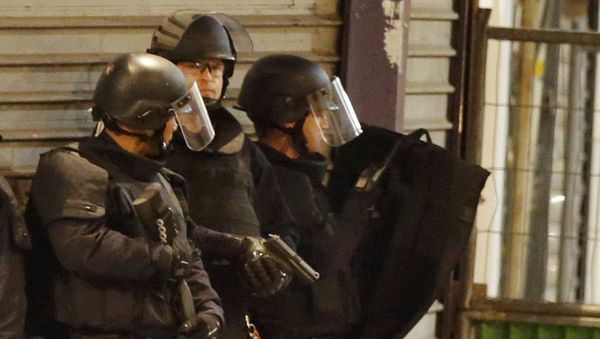 French special police forces secure the area as shots are exchanged in Saint-Denis, France, near Paris, November 18, 2015 during an operation to catch fugitives from Friday night's deadly attacks in the French capital - Sputnik International