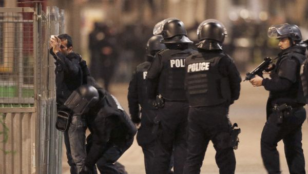 French spolice stop and search a local resident as shots are exchanged in Saint-Denis, France, near Paris, November 18, 2015 during an operation to catch fugitives from Friday night's deadly attacks in the French capital - Sputnik International