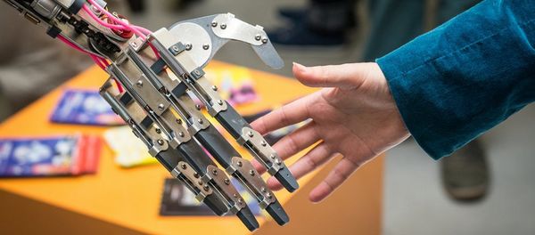 Man And Man-Made: Robot Shakes Hand of Creator - Sputnik International