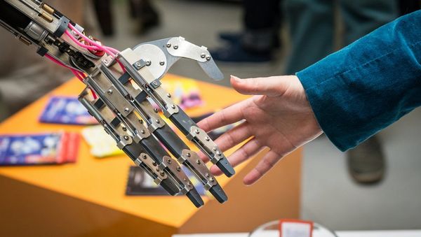 Man And Man-Made: Robot Shakes Hand of Creator Man And Man-Made: Robot Shakes Hand of Creator - Sputnik International