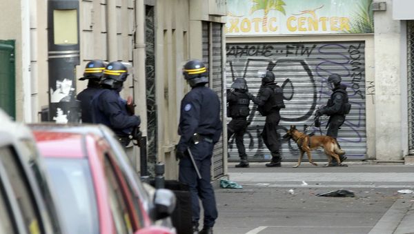 Members of special French RAID forces with a police dog and French riot police (CRS) secure the area during an operation in Saint-Denis, near Paris, France, November 18, 2015 to catch fugitives from Friday night's deadly attacks in the French capital - Sputnik International