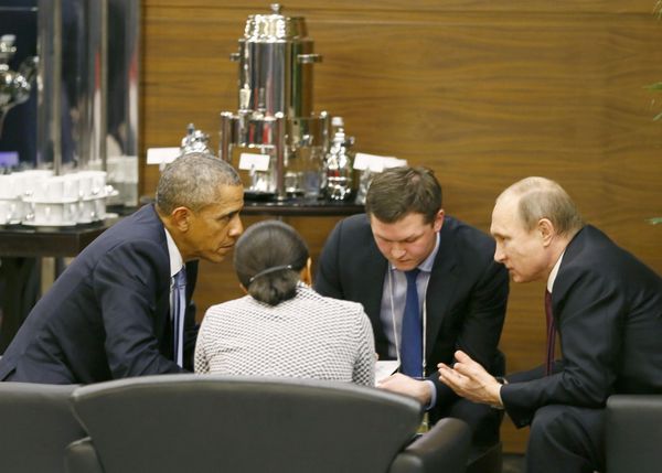 U.S. President Barack Obama (L) talks with Russian President Vladimir Putin (R) and U.S. security advisor Susan Rice (2nd L) prior to the opening session of the Group of 20 (G20) Leaders summit summit in the Mediterranean resort city of Antalya, Turkey November 15, 2015 - Sputnik International