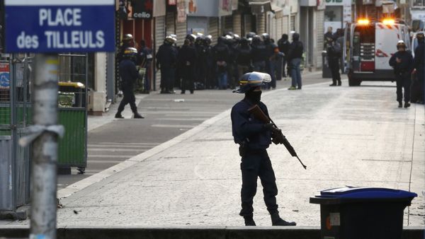 French riot police (CRS) secure the area as shots are exchanged in Saint-Denis, France, near Paris, November 18, 2015 during an operation to catch fugitives from Friday night's deadly attacks in the French capital French riot police (CRS) secure the area as shots are exchanged in Saint-Denis, France, near Paris, November 18, 2015 during an operation to catch fugitives from Friday night's deadly attacks in the French capital - Sputnik International