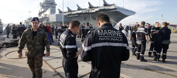 French Navy crew members walk on the docks in front of the French nuclear-powered aircraft carrier Charles de Gaulle before its departure from the naval base of Toulon, France, November 18, 2015 French Navy crew members walk on the docks in front of the French nuclear-powered aircraft carrier Charles de Gaulle before its departure from the naval base of Toulon, France, November 18, 2015 - Sputnik International