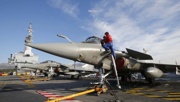 Flight deck crew work on Rafale fighter jets aboard the French nuclear-powered aircraft carrier Charles de Gaulle before its departure from the naval base of Toulon, France, November 18, 2015 Flight deck crew work on Rafale fighter jets aboard the French nuclear-powered aircraft carrier Charles de Gaulle before its departure from the naval base of Toulon, France, November 18, 2015 - Sputnik International
