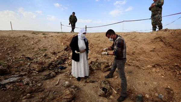 Members of the Yazidi minority search for clues on February 3, 2015, that might lead them to missing relatives in the remains of people killed by the Islamic State (IS) jihadist group. Members of the Yazidi minority search for clues on February 3, 2015, that might lead them to missing relatives in the remains of people killed by the Islamic State (IS) jihadist group. - Sputnik International