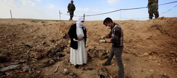 Members of the Yazidi minority search for clues on February 3, 2015, that might lead them to missing relatives in the remains of people killed by the Islamic State (IS) jihadist group. - Sputnik International