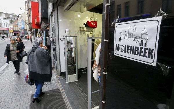 A placard reading Molenbeek with a peace and love sign is seen in a shopping street in the suburb of Molenbeek, after security was tightened in Belgium following the fatal attacks in Paris on Friday, in Brussels, Belgium, November 17, 2015 A placard reading Molenbeek with a peace and love sign is seen in a shopping street in the suburb of Molenbeek, after security was tightened in Belgium following the fatal attacks in Paris on Friday, in Brussels, Belgium, November 17, 2015 - Sputnik International