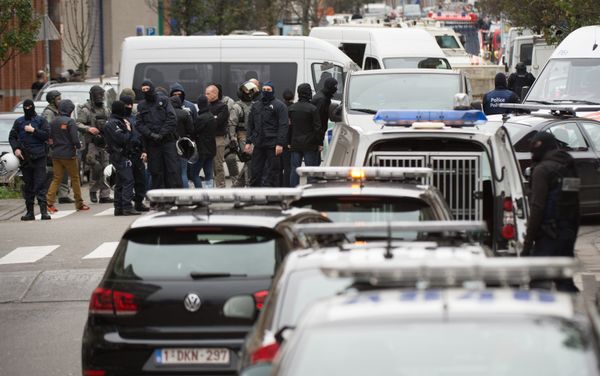 Security forces personnel walk past during ongoing operations in the Molenbeek district of Brussels on November 16, 2015 Security forces personnel walk past during ongoing operations in the Molenbeek district of Brussels on November 16, 2015 - Sputnik International