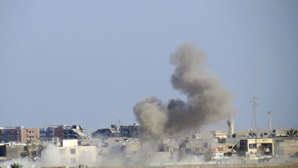 Smoke rises from Islamic State positions following a US-led coalition airstrike - Sputnik International