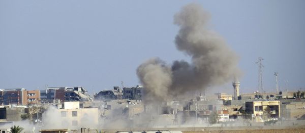 Smoke rises from Islamic State positions following a US-led coalition airstrike - Sputnik International
