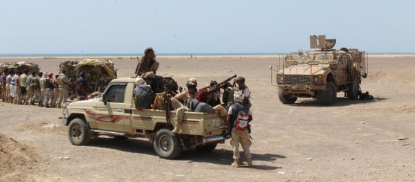 Fighters against Shiite rebels known as Houthis gather in the strait of Bab al-Mandab, west of the southern port city of Aden. - Sputnik International