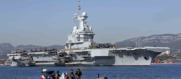 French army soldiers secure the area around the nuclear-powered aircraft carrier Charles de Gaulle as it leaves the naval base of Toulon, France French army soldiers secure the area around the nuclear-powered aircraft carrier Charles de Gaulle as it leaves the naval base of Toulon, France - Sputnik International