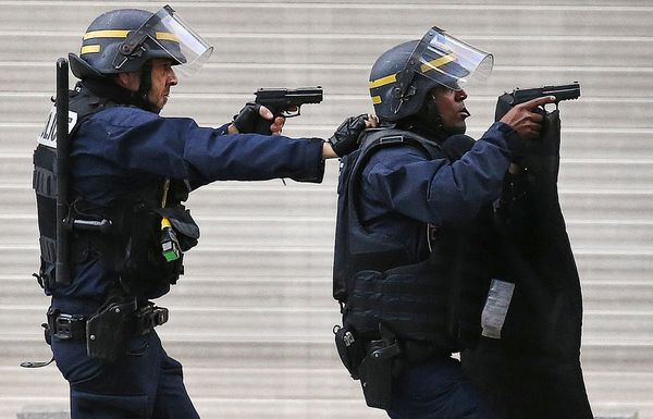 Police forces operate in Saint-Denis, a northern suburb of Paris Police forces operate in Saint-Denis, a northern suburb of Paris - Sputnik International