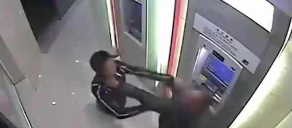 Robber beaten by victim in ATM room - Sputnik International