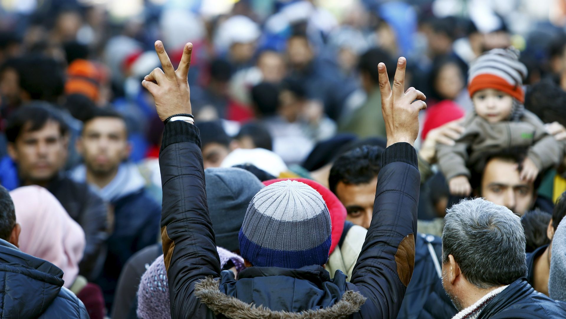 Migrants gesture Migrants gesture - Sputnik International, 1920, 06.05.2021