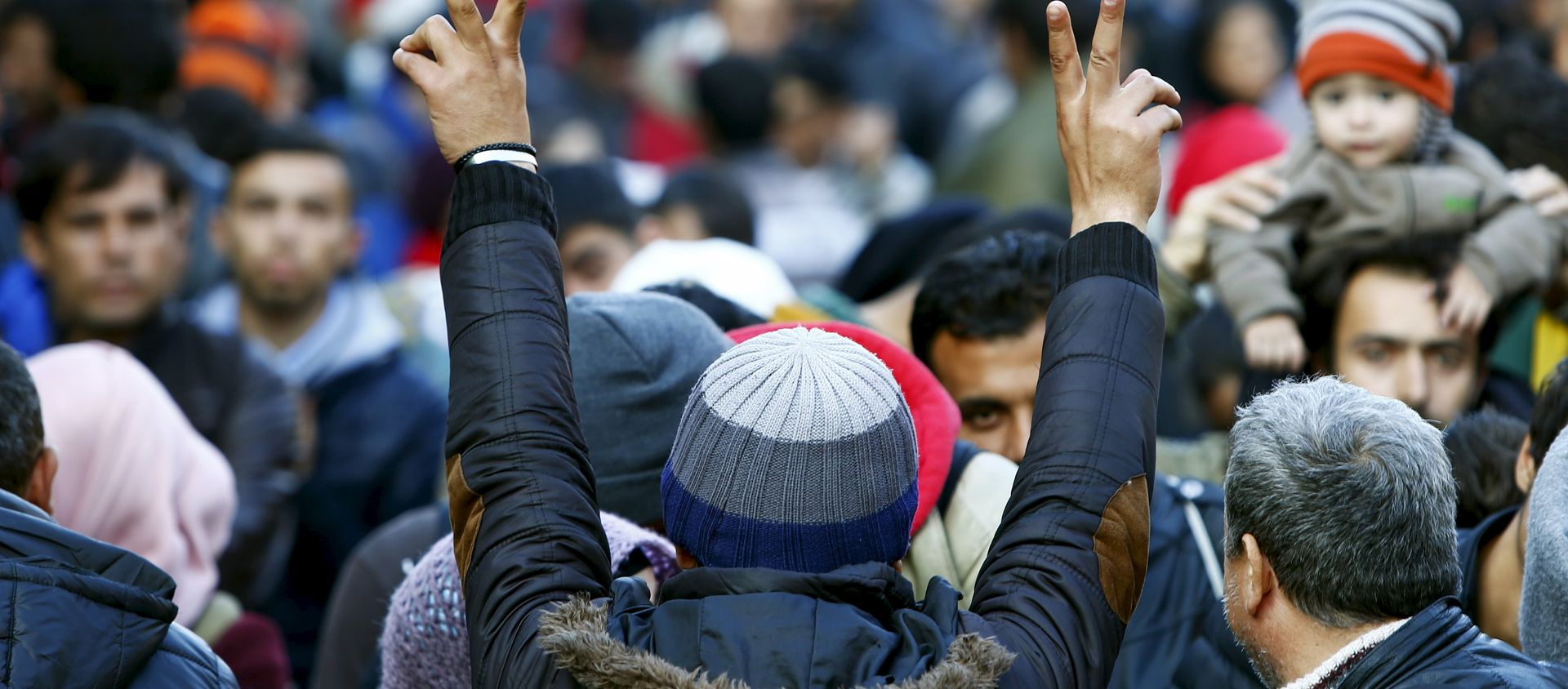 Migrants gesture Migrants gesture - Sputnik International, 1920, 06.05.2021