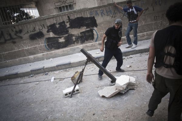 A Free Syrian Army fighter shoots a mortar against Syrian Army positions in the Izaa district in Aleppo, Syria, Tuesday, Sept. 11, 2012.  - Sputnik International