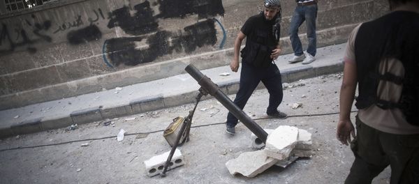 A Free Syrian Army fighter shoots a mortar against Syrian Army positions in the Izaa district in Aleppo, Syria, Tuesday, Sept. 11, 2012. - Sputnik International