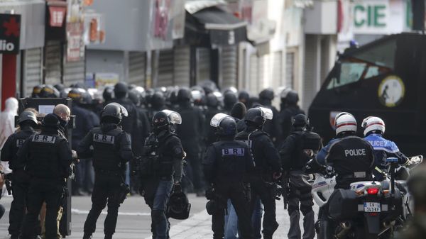 Members of French special police forces of the Research and Intervention Brigade (BRI) are seen near a raid zone in Saint-Denis, near Paris, France, November 18, 2015 Members of French special police forces of the Research and Intervention Brigade (BRI) are seen near a raid zone in Saint-Denis, near Paris, France, November 18, 2015 - Sputnik International