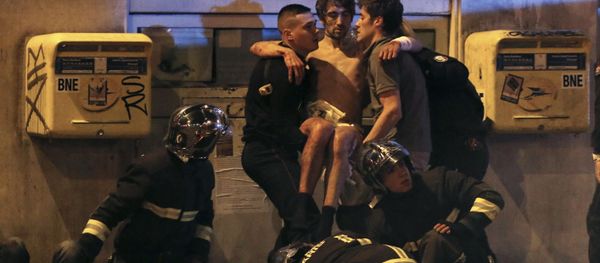 French fire brigade members aid an injured individual near the Bataclan concert hall following fatal shootings in Paris, France, November 13, 2015. French fire brigade members aid an injured individual near the Bataclan concert hall following fatal shootings in Paris, France, November 13, 2015. - Sputnik International