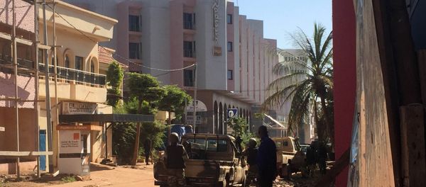 Malian troops take position outside the Radisson Blu hotel in Bamako on November 20, 2015 - Sputnik International