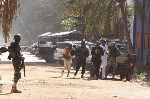 People run to flee from the Radisson Blu Hotel in Bamako, Mali, Friday, Nov. 20, 2015. People run to flee from the Radisson Blu Hotel in Bamako, Mali, Friday, Nov. 20, 2015. - Sputnik International