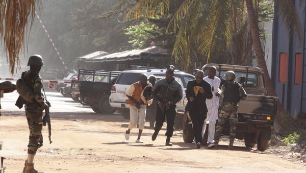 People run to flee from the Radisson Blu Hotel in Bamako, Mali, Friday, Nov. 20, 2015. - Sputnik International