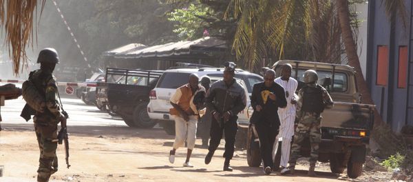People run to flee from the Radisson Blu Hotel in Bamako, Mali, Friday, Nov. 20, 2015. - Sputnik International