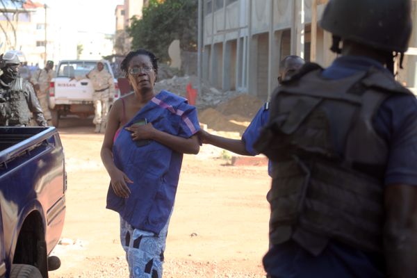 Malian security forces escort a hostage freed from the Radisson Blu hotel in Bamako on November 20, 2015 Malian security forces escort a hostage freed from the Radisson Blu hotel in Bamako on November 20, 2015 - Sputnik International