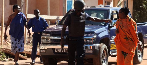 Malian security forces evacuate two women from an area surrounding the Radisson Blu hotel in Bamako on November 20, 2015 - Sputnik International