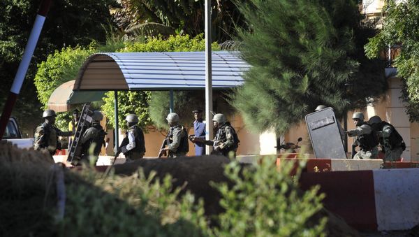 Malian troops take position outside the Radisson Blu hotel in Bamako - Sputnik International