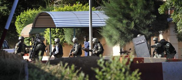 Malian troops take position outside the Radisson Blu hotel in Bamako - Sputnik International