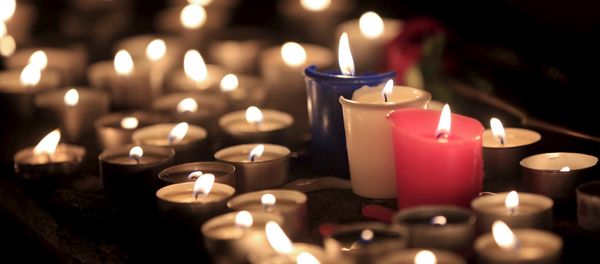 Candles are seen at a memorial tribute to the victims of attacks in Paris - Sputnik International