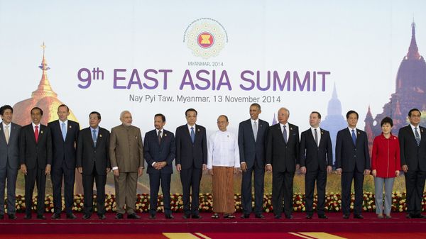 Myanmar President Thein Sein (C-white top) stands next to US President Barack Obama (8th R) and China's Prime Minister Li Keqiang (9th L) and other leaders as they pose for a group photo before the Plenary Session for the 9th East Asia Summit (ESA) in Myanmar's capital Naypyidaw on November 13, 2014. - Sputnik International